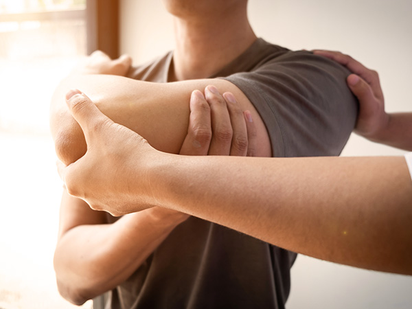 Schulterbehandlung beim Physiotherapeuten