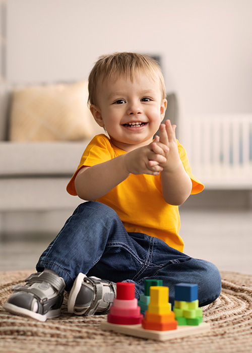 Kleinkind spielt mit Bausteinen