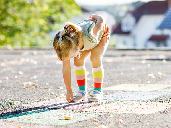 Mädchen spielt Kreidespiel