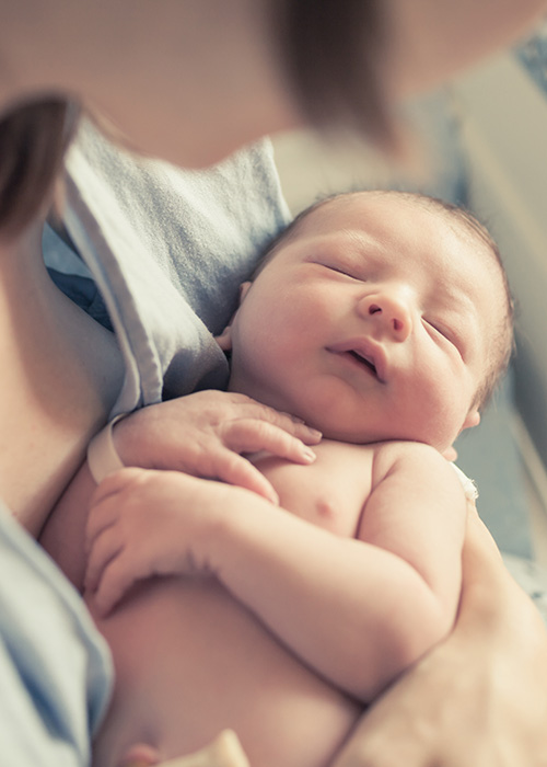 Schwangere Frau hält ihren Bauch
